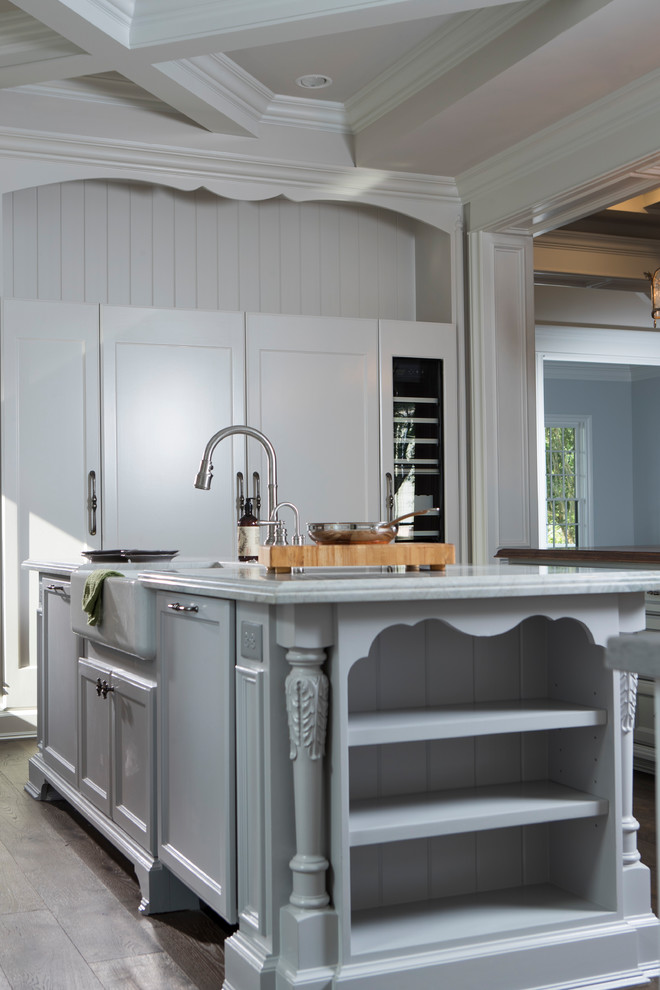 Idéer för att renovera ett avskilt, mycket stort vintage grå grått u-kök, med en undermonterad diskho, skåp i shakerstil, marmorbänkskiva, rostfria vitvaror, mellanmörkt trägolv, en köksö och brunt golv
