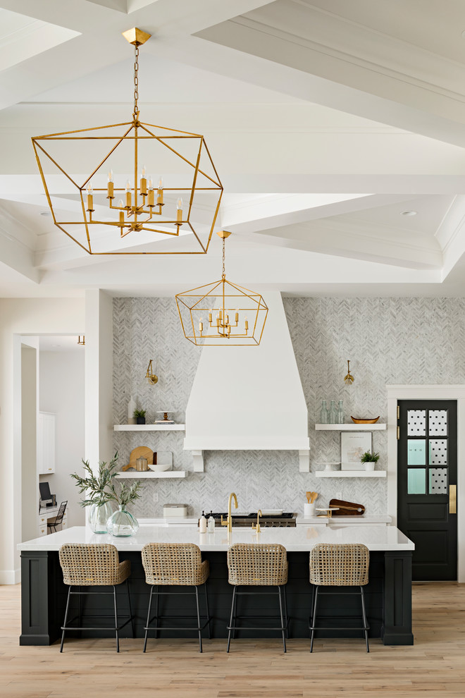 Exempel på ett mycket stort klassiskt kök, med en undermonterad diskho, skåp i shakerstil, vita skåp, bänkskiva i kvarts, grått stänkskydd, stänkskydd i marmor, rostfria vitvaror, ljust trägolv, en köksö och beiget golv