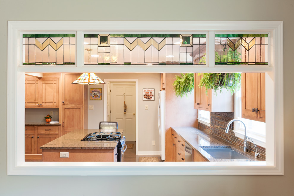 Bild på ett mellanstort amerikanskt kök, med en undermonterad diskho, skåp i shakerstil, skåp i mellenmörkt trä, granitbänkskiva, flerfärgad stänkskydd, stänkskydd i stenkakel, rostfria vitvaror, mellanmörkt trägolv och en köksö