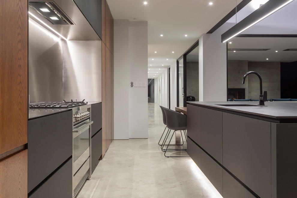 Zweizeilige, Große Moderne Wohnküche mit grauen Schränken, Arbeitsplatte aus Fliesen, Küchenrückwand in Metallic, Rückwand aus Metallfliesen, Kücheninsel und schwarzer Arbeitsplatte in Auckland