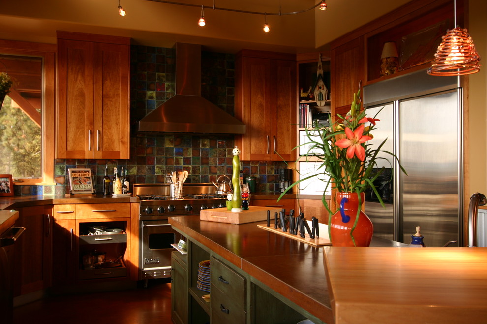 Idéer för att renovera ett kök och matrum, med skåp i mellenmörkt trä, flerfärgad stänkskydd, rostfria vitvaror, betonggolv och en köksö