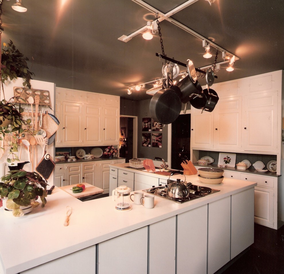 Foto di una cucina moderna con lavello a tripla vasca, ante lisce, ante gialle, top in laminato e elettrodomestici in acciaio inossidabile