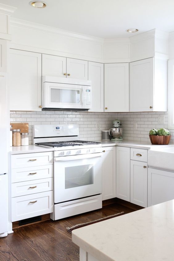 who doesnt love white shaker in the kitchen and bathroom - Modern ...