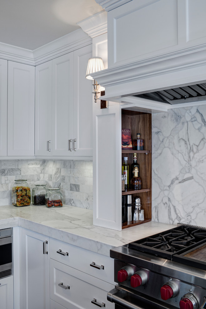 Example of a classic u-shaped kitchen design in Chicago with gray backsplash and paneled appliances
