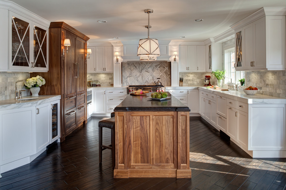 Inspiration for a traditional u-shaped kitchen in Chicago with grey splashback and integrated appliances.