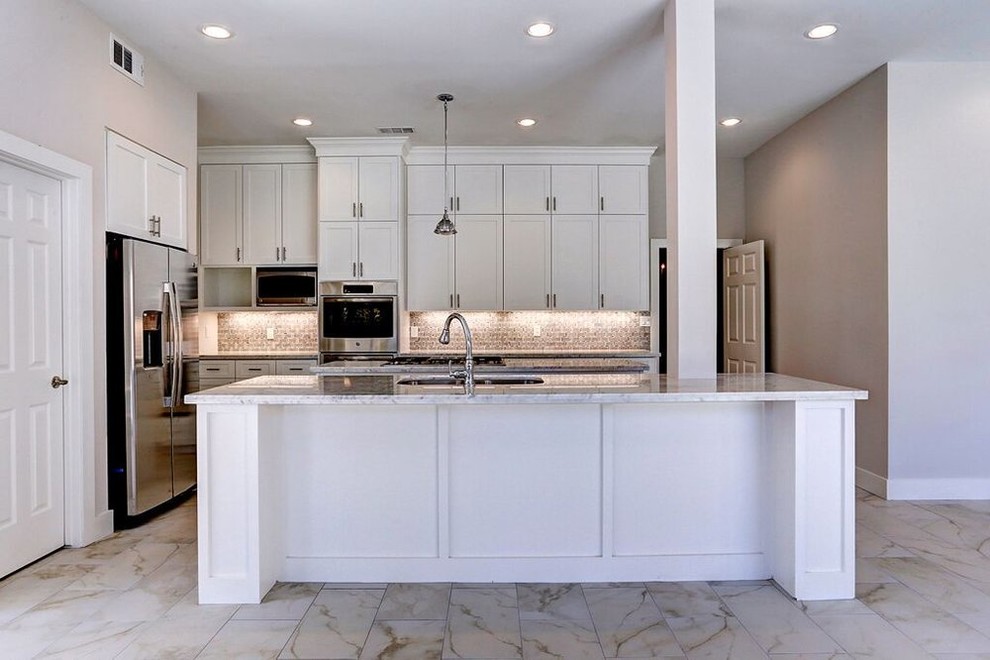 Bild på ett mellanstort funkis kök, med en undermonterad diskho, skåp i shakerstil, vita skåp, granitbänkskiva, rostfria vitvaror, klinkergolv i porslin, flera köksöar och beiget golv