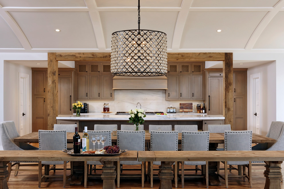 Klassische Wohnküche mit Schrankfronten im Shaker-Stil, hellbraunen Holzschränken, Küchenrückwand in Weiß, braunem Holzboden und Kücheninsel in Washington, D.C.