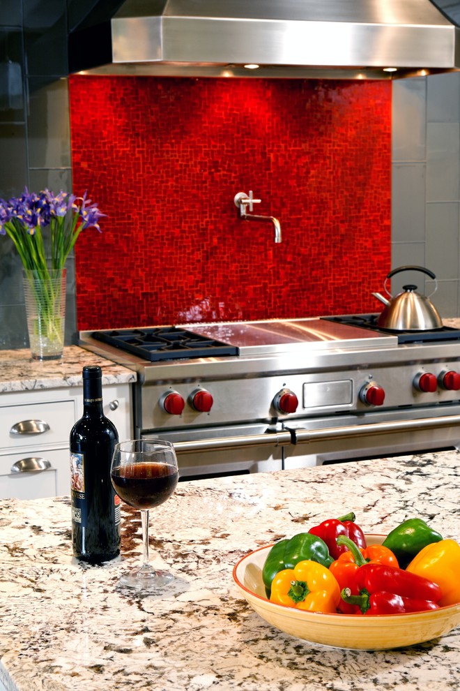 Ejemplo de cocina clásica renovada extra grande con puertas de armario blancas, electrodomésticos de acero inoxidable, salpicadero rojo y salpicadero de azulejos de vidrio