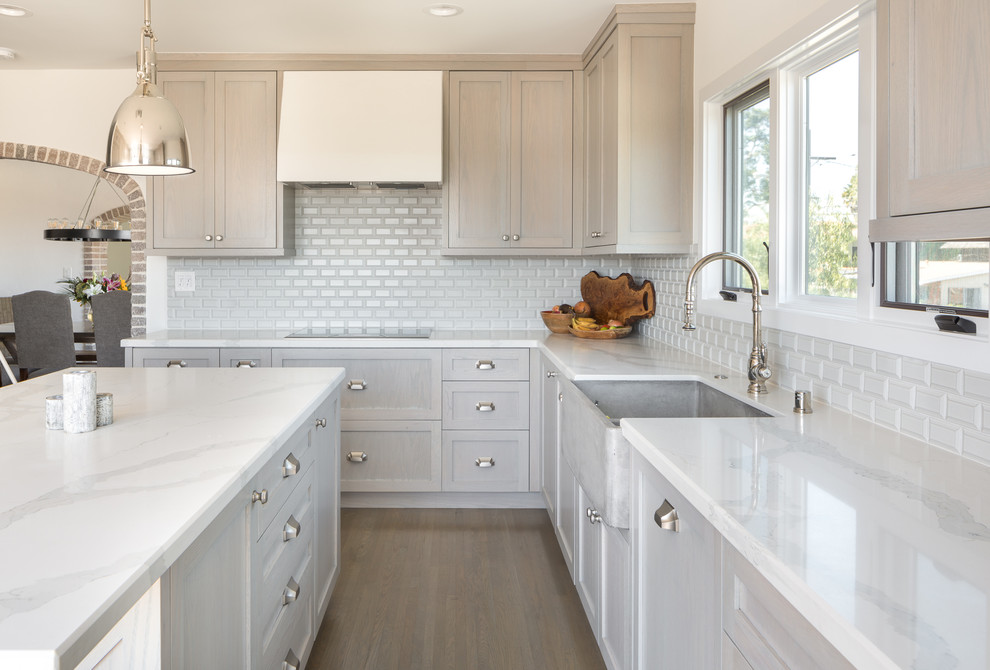 Imagen de cocina de estilo de casa de campo con armarios estilo shaker, puertas de armario grises, encimera de cuarzo compacto y encimeras grises