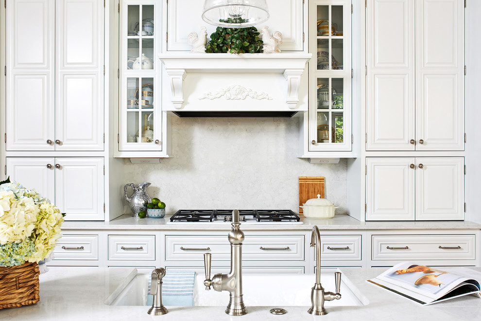 Foto di una grande cucina chic con ante bianche, paraspruzzi bianco, elettrodomestici da incasso e top bianco