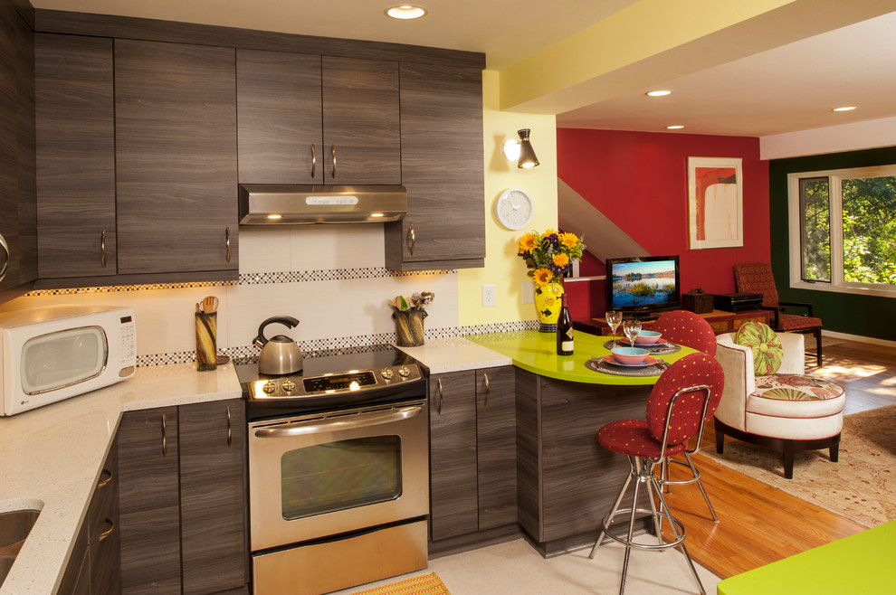 Immagine di una cucina ad ambiente unico tradizionale con lavello sottopiano, ante lisce, ante in legno scuro, paraspruzzi beige, elettrodomestici in acciaio inossidabile e top verde