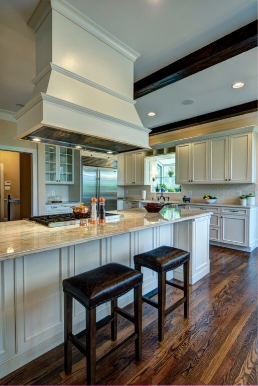 Große Moderne Wohnküche mit Glasfronten, weißen Schränken, Granit-Arbeitsplatte, Küchenrückwand in Weiß, Küchengeräten aus Edelstahl, braunem Holzboden und zwei Kücheninseln in Washington, D.C.