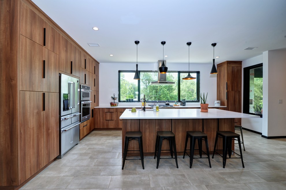 Foto på ett eklektiskt vit l-kök, med en undermonterad diskho, släta luckor, skåp i mellenmörkt trä, bänkskiva i kvarts, rostfria vitvaror, klinkergolv i keramik, en köksö och grått golv
