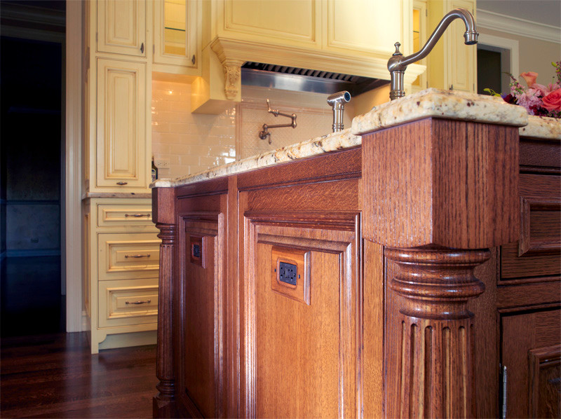 Exempel på ett stort eklektiskt kök, med en undermonterad diskho, luckor med upphöjd panel, skåp i slitet trä, bänkskiva i kvarts, vitt stänkskydd, stänkskydd i porslinskakel, rostfria vitvaror, mellanmörkt trägolv och en köksö