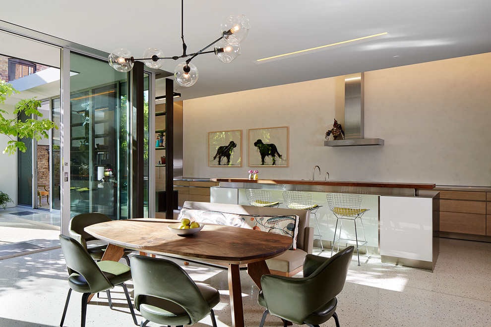 Foto de cocina comedor contemporánea con armarios con paneles lisos, puertas de armario de madera clara y una isla