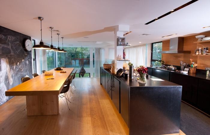 На фото: кухня среднего размера в стиле неоклассика (современная классика) с паркетным полом среднего тона с