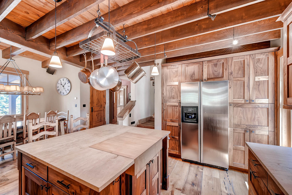 Offene, Große Rustikale Küche in L-Form mit Schrankfronten mit vertiefter Füllung, hellbraunen Holzschränken, Küchengeräten aus Edelstahl und Kücheninsel in Denver