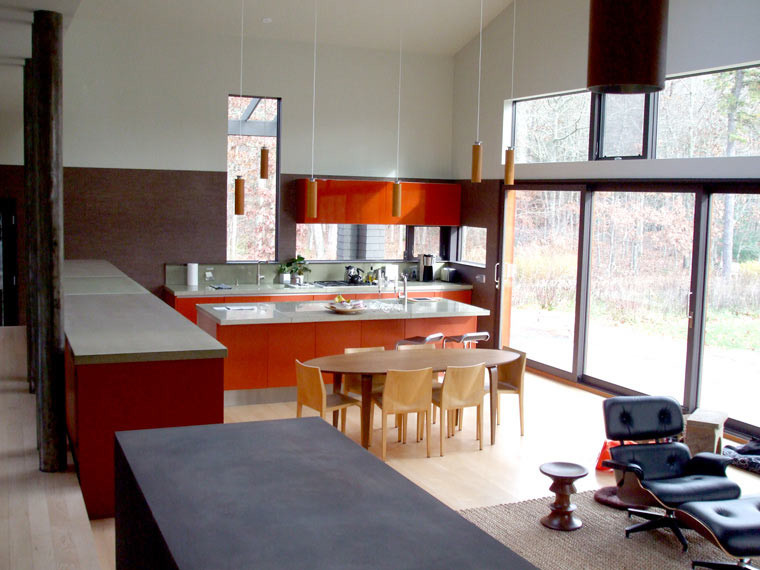Idéer för att renovera ett mellanstort funkis kök, med släta luckor, orange skåp, integrerade vitvaror, ljust trägolv och en köksö