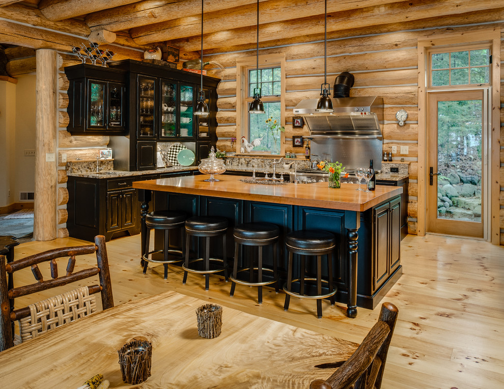 Esempio di una cucina stile rurale con lavello sottopiano, ante con bugna sagomata, ante nere, top in legno, paraspruzzi multicolore, paraspruzzi in lastra di pietra e elettrodomestici in acciaio inossidabile