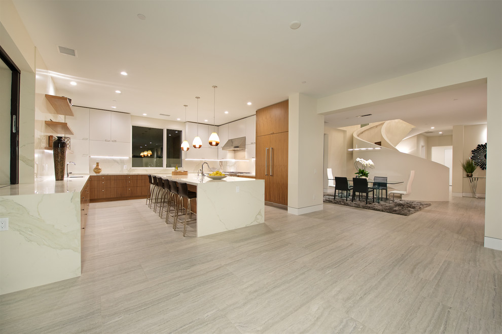 Foto di un cucina con isola centrale minimal con top piastrellato, paraspruzzi in gres porcellanato e pavimento in gres porcellanato