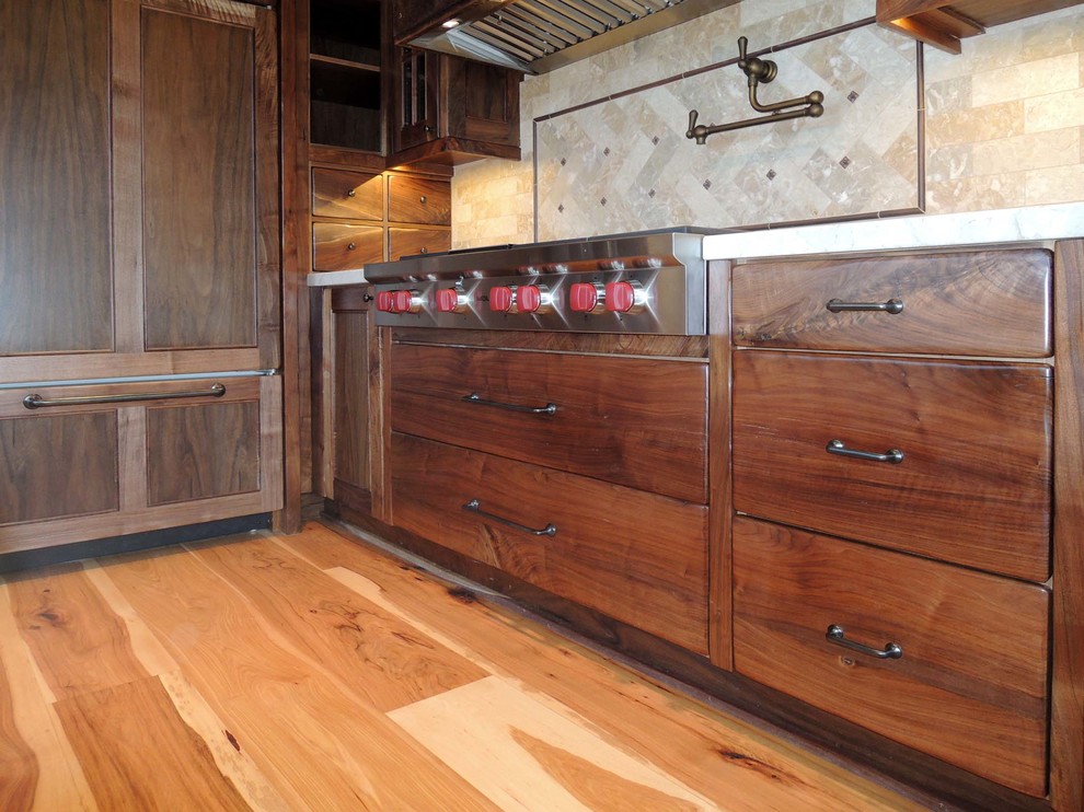 Exempel på ett mellanstort amerikanskt kök, med skåp i mörkt trä, marmorbänkskiva, flerfärgad stänkskydd, stänkskydd i stenkakel, mellanmörkt trägolv, en köksö, en rustik diskho, luckor med infälld panel och integrerade vitvaror