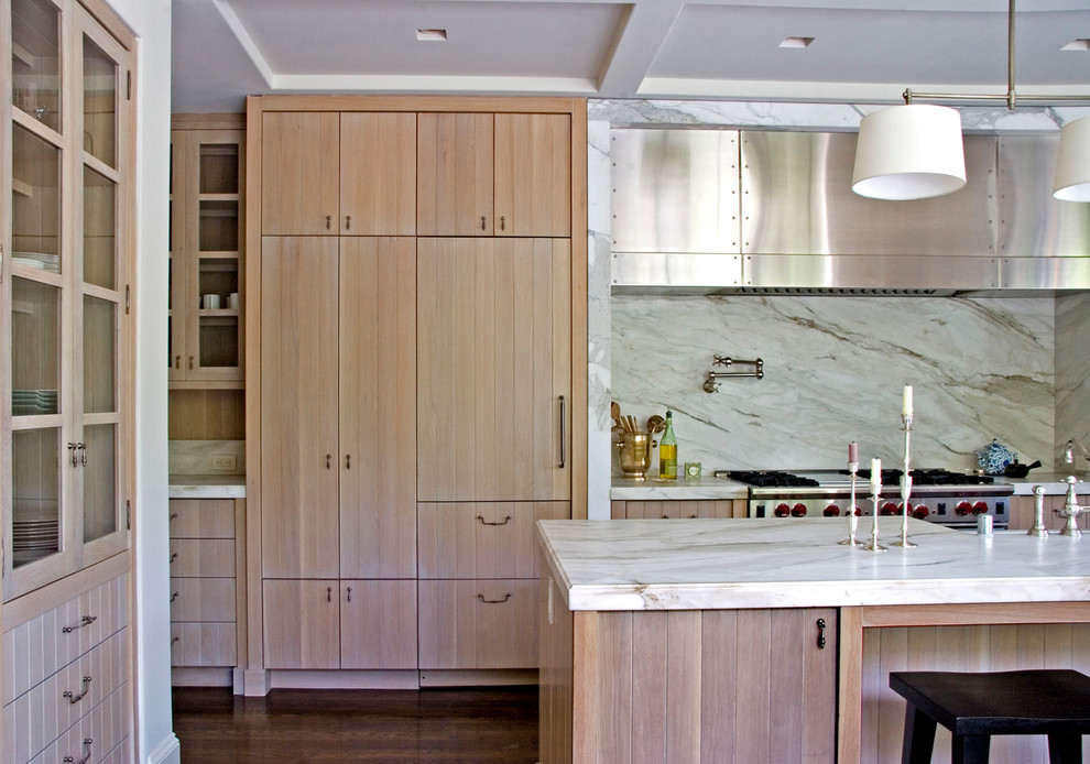 ロサンゼルスにあるトランジショナルスタイルのおしゃれなII型キッチン (フラットパネル扉のキャビネット、淡色木目調キャビネット、白いキッチンパネル、石スラブのキッチンパネル) の写真