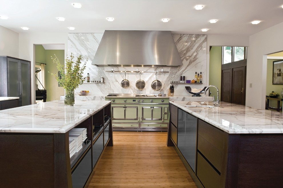 Immagine di una cucina design con ante in legno bruno, elettrodomestici colorati, paraspruzzi bianco e paraspruzzi in lastra di pietra