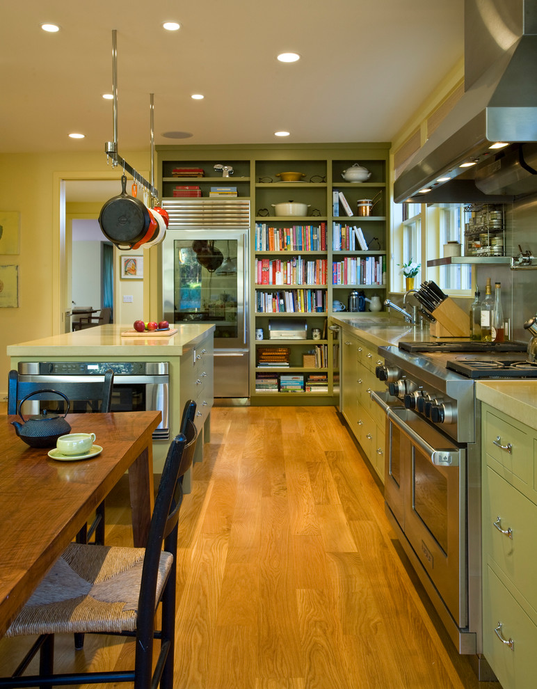 Diseño de cocina comedor tradicional renovada con armarios abiertos, puertas de armario verdes y electrodomésticos de acero inoxidable