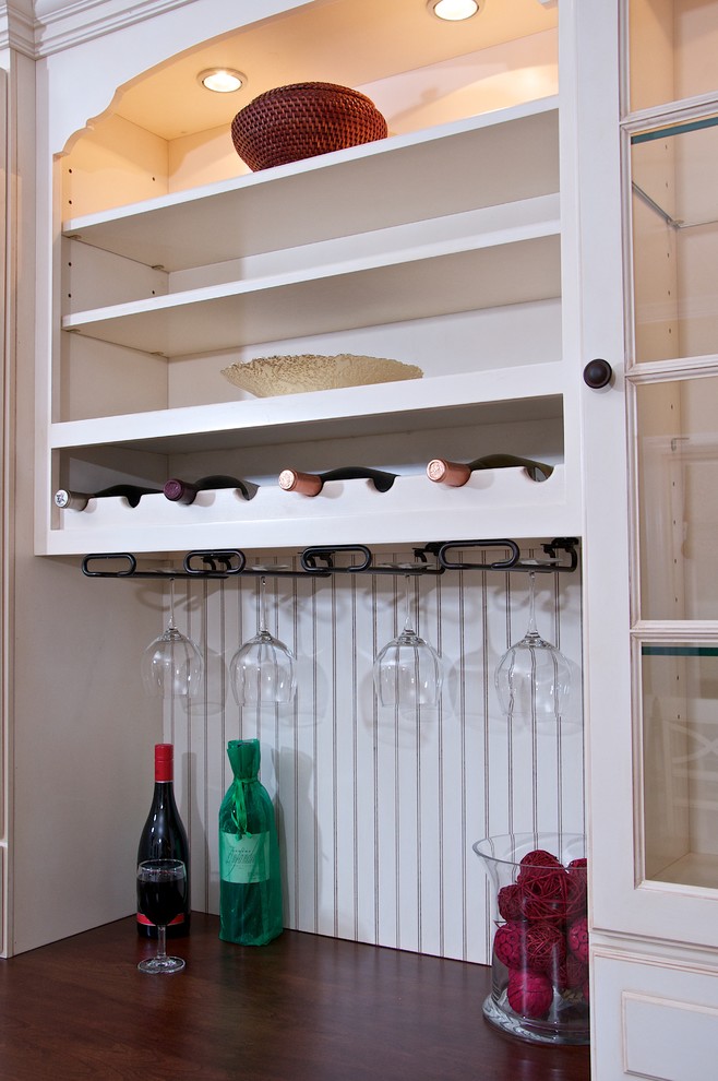 Foto de cocina comedor clásica con armarios con paneles con relieve, puertas de armario con efecto envejecido, encimera de madera, electrodomésticos con paneles y suelo de madera clara