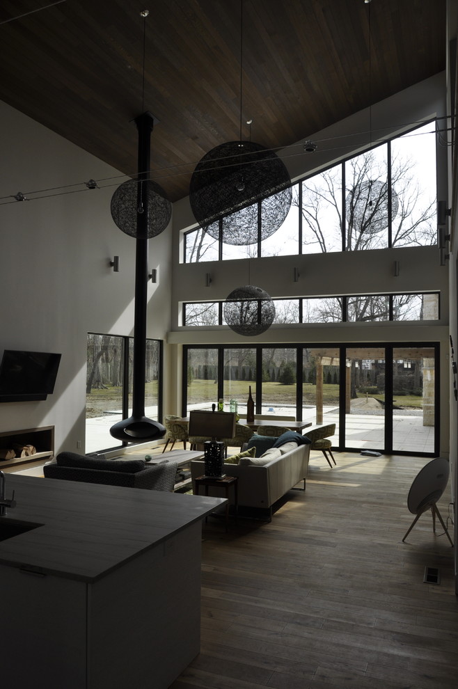 Foto di un soggiorno minimalista con parquet chiaro