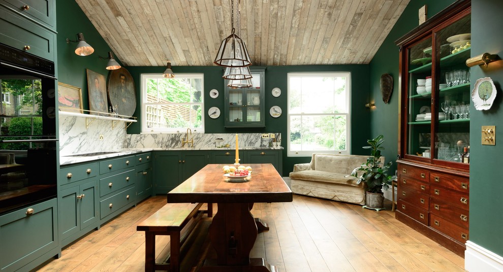 Foto på ett mellanstort vintage kök, med skåp i shakerstil, gröna skåp, marmorbänkskiva, stänkskydd i sten, svarta vitvaror, mellanmörkt trägolv och flerfärgad stänkskydd
