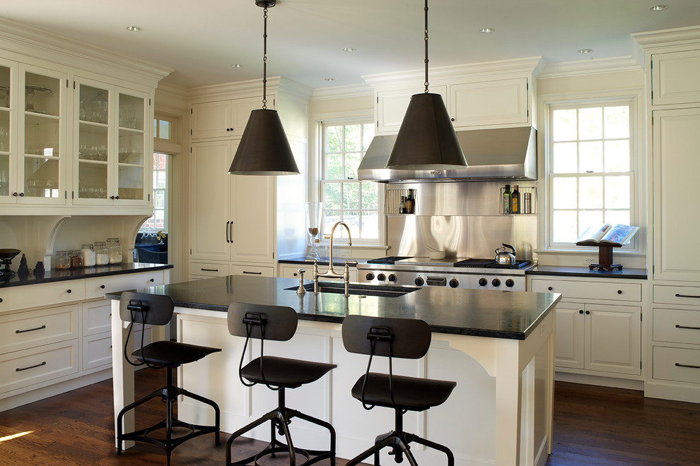 Стильный дизайн: кухня в классическом стиле с фасадами в стиле шейкер и техникой под мебельный фасад - последний тренд