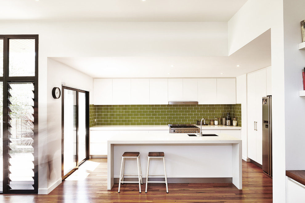 メルボルンにある中くらいなコンテンポラリースタイルのおしゃれなアイランドキッチン (アンダーカウンターシンク、フラットパネル扉のキャビネット、白いキャビネット、緑のキッチンパネル、セラミックタイルのキッチンパネル、シルバーの調理設備) の写真