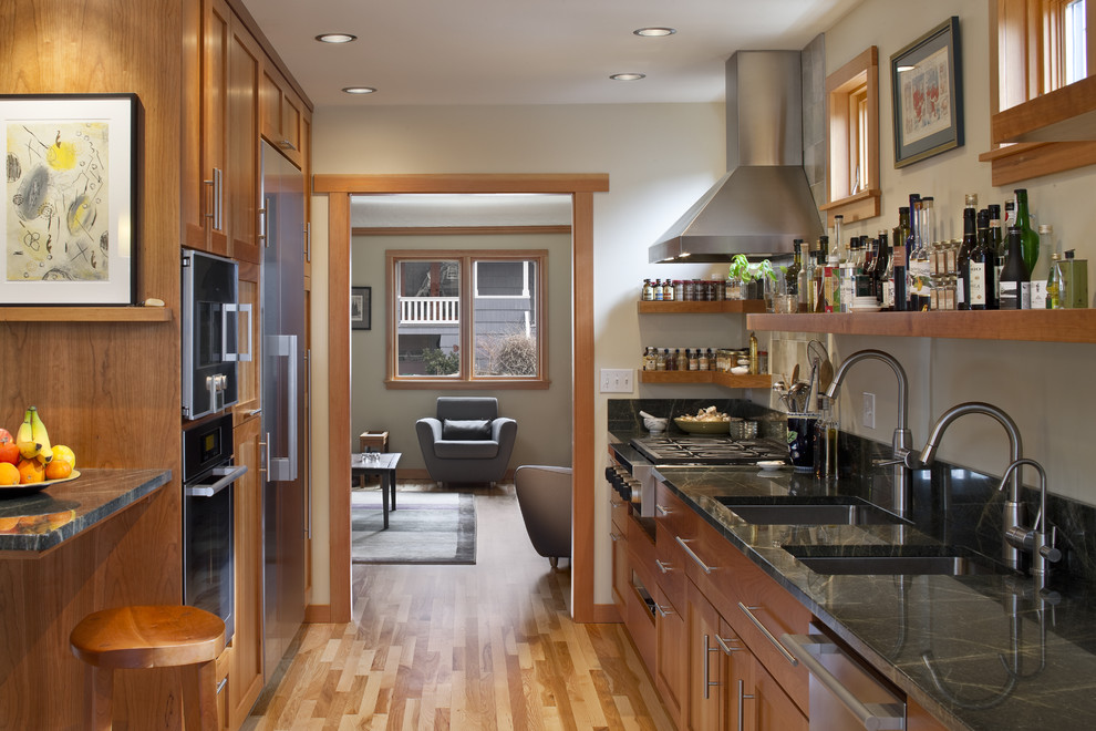 シアトルにあるコンテンポラリースタイルのおしゃれなII型キッチン (シルバーの調理設備) の写真