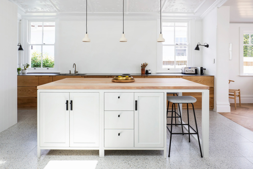 Ispirazione per una cucina design con lavello sottopiano, ante lisce, ante in legno scuro, pavimento grigio e parquet e piastrelle