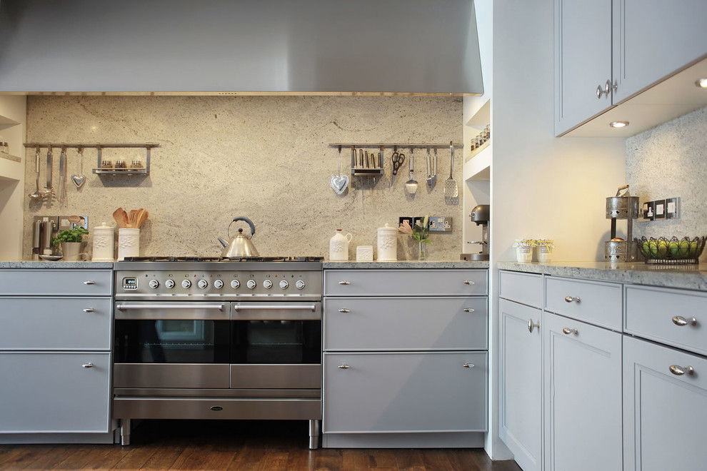 Exempel på ett eklektiskt l-kök, med skåp i shakerstil, grå skåp, granitbänkskiva, stänkskydd i sten, rostfria vitvaror och mörkt trägolv
