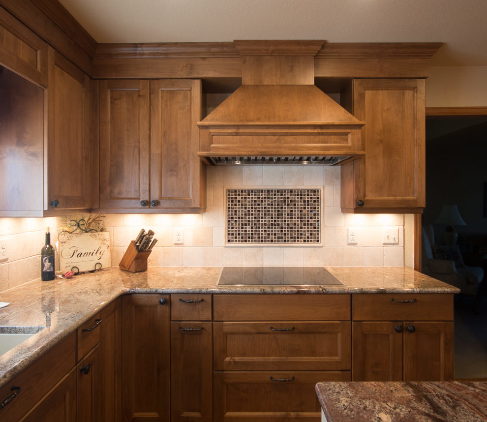 Foto på ett mellanstort vintage kök, med en enkel diskho, skåp i shakerstil, bruna skåp, granitbänkskiva, stänkskydd i stenkakel, rostfria vitvaror, mellanmörkt trägolv, en köksö och brunt golv