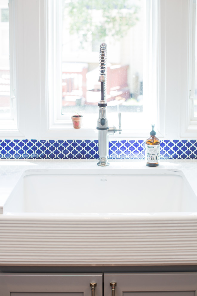 На фото: огромная ванная комната в стиле неоклассика (современная классика) с фасадами в стиле шейкер и серыми фасадами