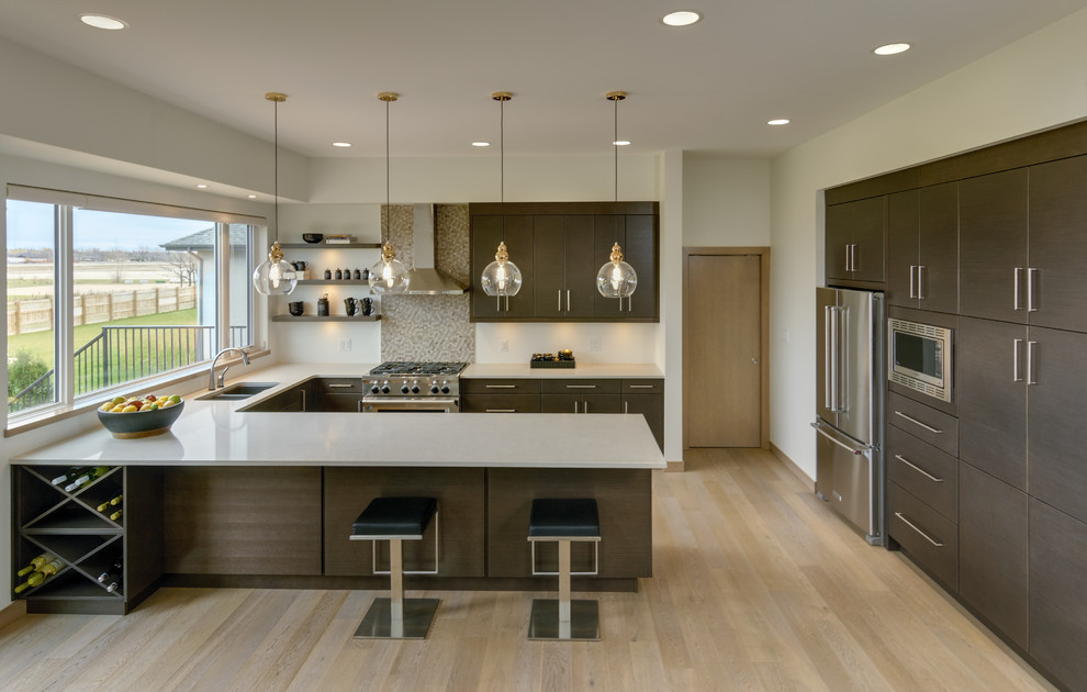 Exempel på ett modernt kök, med släta luckor, skåp i mellenmörkt trä, bänkskiva i kvarts, flerfärgad stänkskydd, stänkskydd i mosaik, rostfria vitvaror, ljust trägolv och en halv köksö