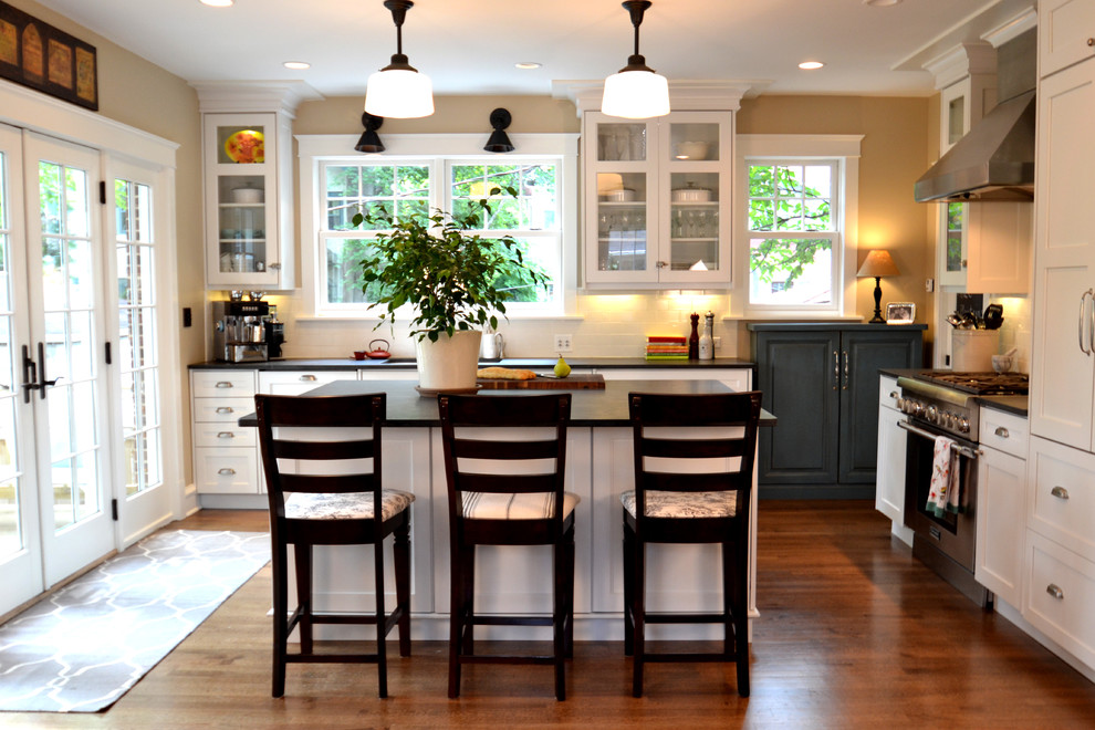 Elegant kitchen photo in Chicago
