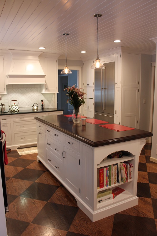 Bild på ett avskilt, mellanstort funkis l-kök, med en rustik diskho, vita skåp, vitt stänkskydd, rostfria vitvaror, en köksö, skåp i shakerstil, träbänkskiva, stänkskydd i tunnelbanekakel och linoleumgolv