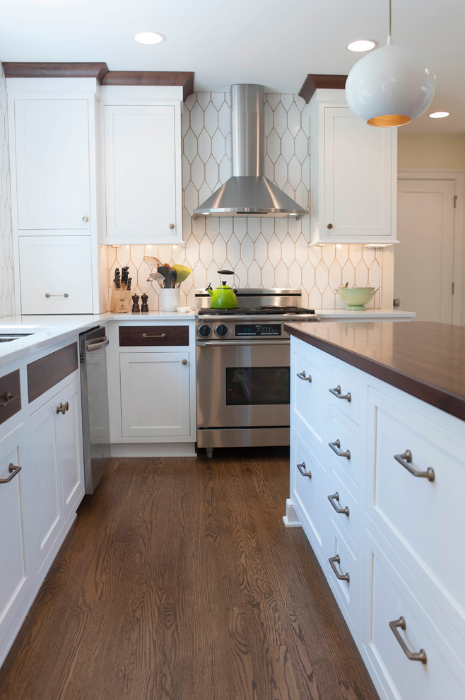 Immagine di una cucina minimal con top in legno e paraspruzzi bianco