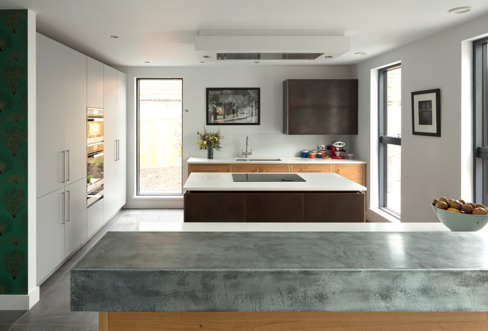 Esempio di una grande cucina contemporanea con ante lisce, ante in legno chiaro, top in superficie solida, pavimento con piastrelle in ceramica, pavimento grigio e top bianco