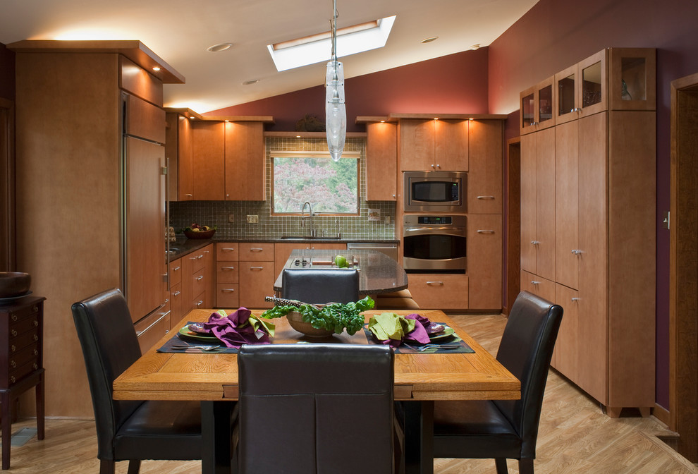 Стильный дизайн: угловая кухня среднего размера в современном стиле с обеденным столом, двойной мойкой, светлыми деревянными фасадами, разноцветным фартуком, техникой из нержавеющей стали, светлым паркетным полом и островом - последний тренд