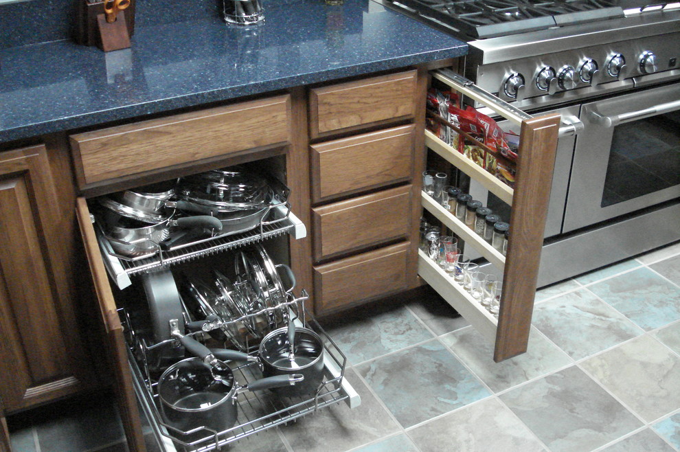 Klassisk inredning av ett mellanstort kök, med en dubbel diskho, luckor med upphöjd panel, bänkskiva i kvartsit, blått stänkskydd, stänkskydd i sten, rostfria vitvaror och klinkergolv i porslin