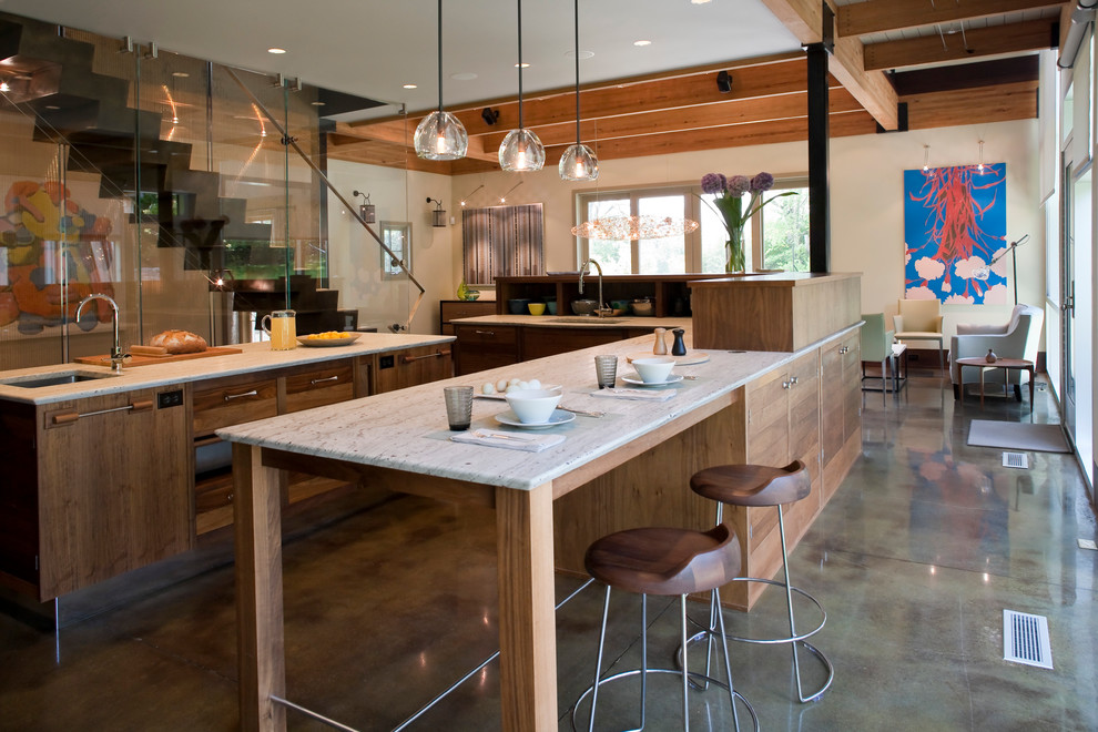 Свежая идея для дизайна: кухня-гостиная в стиле фьюжн с фасадами цвета дерева среднего тона - отличное фото интерьера