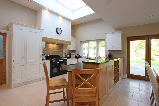 Wimborne White Kitchen with Character Oak Panels - Contemporain ...