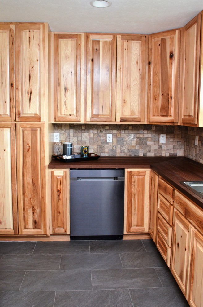 Idéer för avskilda, mellanstora rustika brunt l-kök, med en nedsänkt diskho, luckor med upphöjd panel, skåp i ljust trä, träbänkskiva, brunt stänkskydd, stänkskydd i keramik, rostfria vitvaror, cementgolv och grått golv