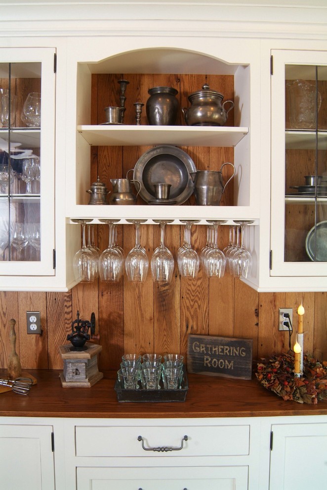 Immagine di una cucina lineare country con ante bianche, top in legno e elettrodomestici in acciaio inossidabile