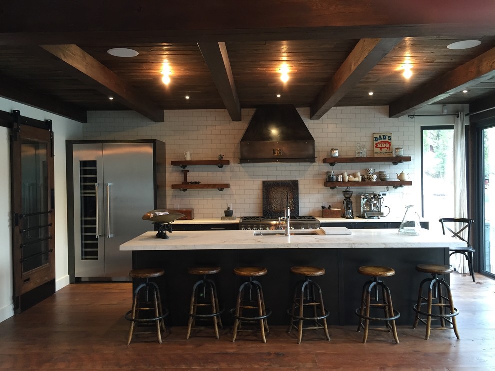 Idéer för att renovera ett stort rustikt kök, med en undermonterad diskho, luckor med infälld panel, grå skåp, marmorbänkskiva, vitt stänkskydd, stänkskydd i keramik, rostfria vitvaror, mellanmörkt trägolv och en köksö